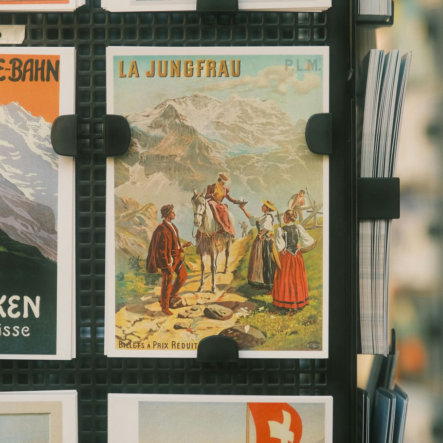 Une collection d'affiches de voyage suisses vintage pr&eacute;sentant des lieux embl&eacute;matiques et des sc&egrave;nes alpines.